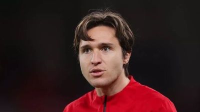 Arne Slot giữ chân Chiesa: Chìa khóa cho hàng công Liverpool